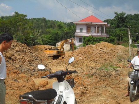 Ly kỳ chuyện xới tung vườn tìm “kho báu” vì... một giấc mơ - 1