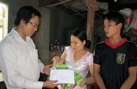 Gần 60 triệu đồng đến với bé không hậu môn, tim bẩm sinh - 1