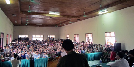 Hàng ngàn người dự hội nghị kiểm điểm các “cẩu tặc” - 2