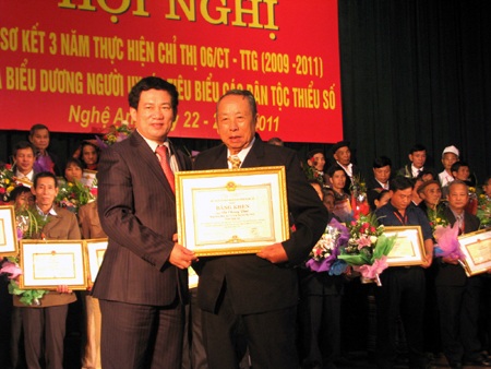 Biểu dương hơn 70 già làng có uy tín trong phong trào bảo vệ Tổ quốc  - 2