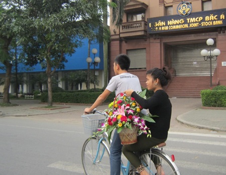 Học sinh TP Vinh mang hoa tặng thầy cô. (Ảnh: Nguyễn Duy)