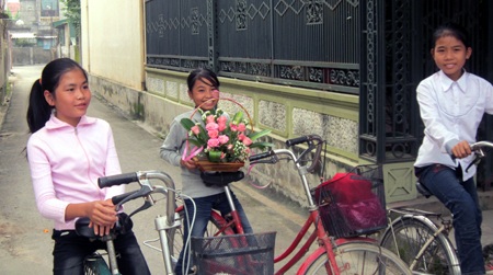 Học sinh TP Vinh mang hoa tặng thầy cô. (Ảnh: Nguyễn Duy)