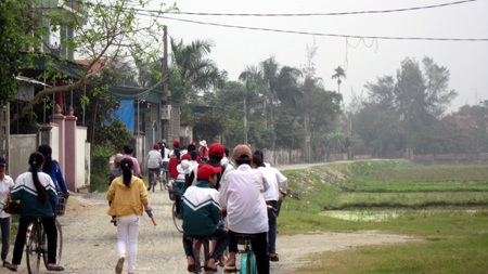 Một nhóm học sinh Trường THCS Thanh Khai đến nhà cô giáo chủ nhiệm. (Ảnh: Nguyễn Duy)