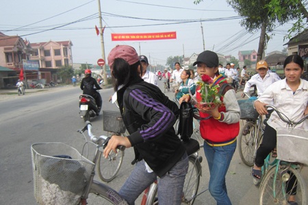 Học sinh TP Vinh mang hoa tặng thầy cô. (Ảnh: Nguyễn Duy)