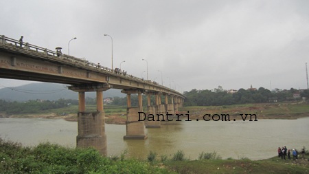 Hàng trăm người chen chân xem tìm xác thiếu nữ nhảy cầu - 6