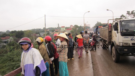 Hàng trăm người chen chân xem tìm xác thiếu nữ nhảy cầu - 3