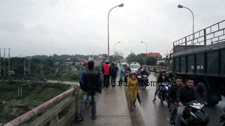 Hàng trăm người chen chân xem tìm xác thiếu nữ nhảy cầu - 5