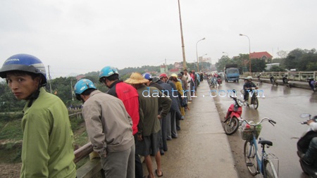 Hàng trăm người chen chân xem tìm xác thiếu nữ nhảy cầu - 2