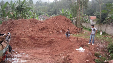 Đập cửa kính cứu hai người mắc kẹt trong cabin xe tải - 4