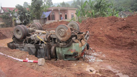 Đập cửa kính cứu hai người mắc kẹt trong cabin xe tải - 1