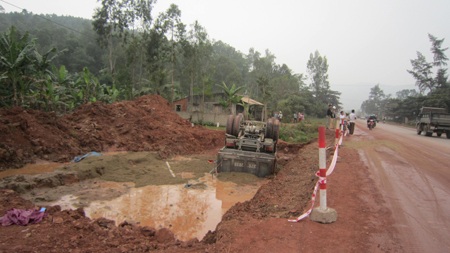 Đập cửa kính cứu hai người mắc kẹt trong cabin xe tải - 3