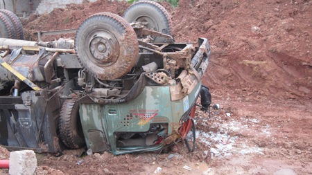 Đập cửa kính cứu hai người mắc kẹt trong cabin xe tải - 2