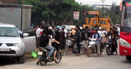 Xế hộp mắc kẹt tại đường ray, bị tàu đâm tan nát - 11