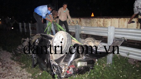 Xế hộp mắc kẹt tại đường ray, bị tàu đâm tan nát - 3