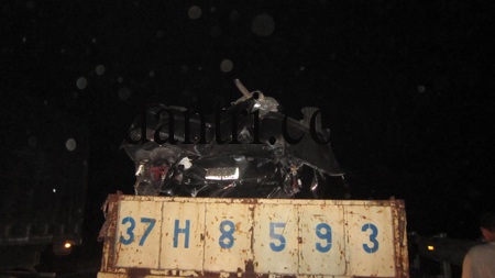 Xế hộp mắc kẹt tại đường ray, bị tàu đâm tan nát - 10