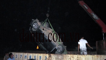 Xế hộp mắc kẹt tại đường ray, bị tàu đâm tan nát - 8