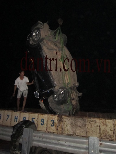 Xế hộp mắc kẹt tại đường ray, bị tàu đâm tan nát - 7