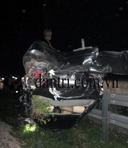 Xế hộp mắc kẹt tại đường ray, bị tàu đâm tan nát - 6