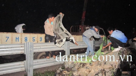 Xế hộp mắc kẹt tại đường ray, bị tàu đâm tan nát - 5