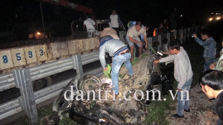 Xế hộp mắc kẹt tại đường ray, bị tàu đâm tan nát - 4