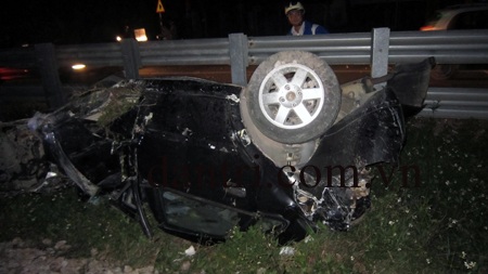 Xế hộp mắc kẹt tại đường ray, bị tàu đâm tan nát - 2