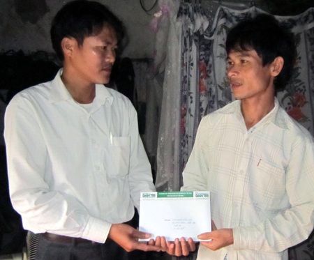 Những món quà đầu tiên đến với anh Nguyễn Hồng Sơn  - 1