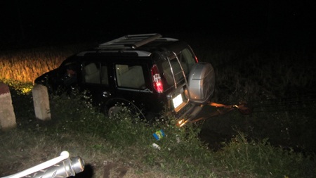 Xế hộp mất lái bay xuống ruộng  - 2