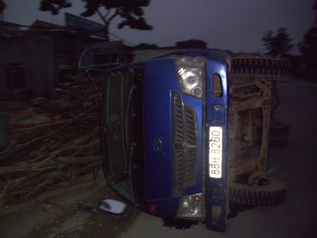 Cố vượt xe khách, xe tải “nằm vạ” trên Quốc lộ 1A - 1