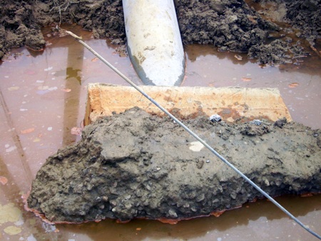 Cột điện vừa dựng đã... gãy gục - 1