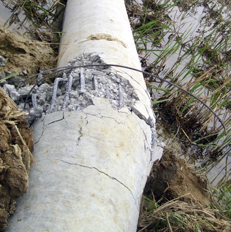 Cột điện vừa dựng đã... gãy gục - 4