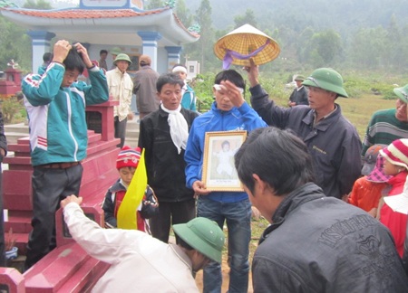 Đắng lòng ngày tiễn biệt bé Ngọc Anh về với cát bụi  - 1 Đắng lòng ngày tiễn biệt bé Ngọc Anh về với cát bụi  - 1
