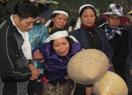 Đắng lòng ngày tiễn biệt bé Ngọc Anh về với cát bụi  - 2 Đắng lòng ngày tiễn biệt bé Ngọc Anh về với cát bụi  - 2