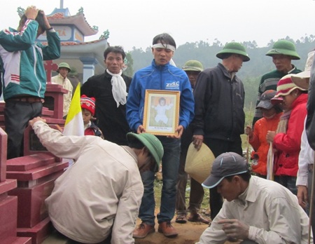 Đắng lòng ngày tiễn biệt bé Ngọc Anh về với cát bụi  - 3 Đắng lòng ngày tiễn biệt bé Ngọc Anh về với cát bụi  - 3