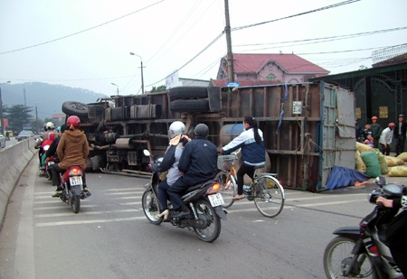 Xe chở sắn lật ngang quốc lộ 1A - 1