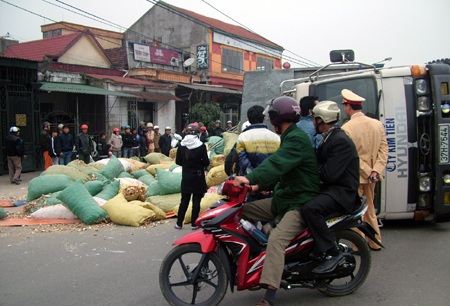 Xe chở sắn lật ngang quốc lộ 1A - 2