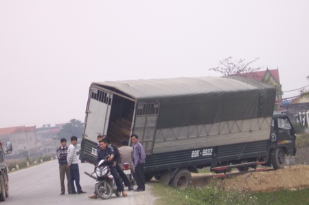 Xe chở sắn lật ngang quốc lộ 1A - 4