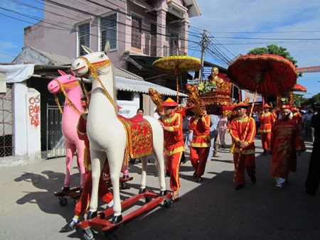 Rước bằng công nhận di tích đền Trường Tạ.