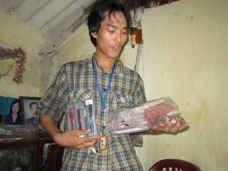 Anh Hưng cầm cuốn sách mà anh cho là bí quyết làm giàu 