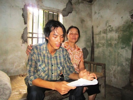 Bà Thịnh bên đứa con ngơ ngơ dại dại.