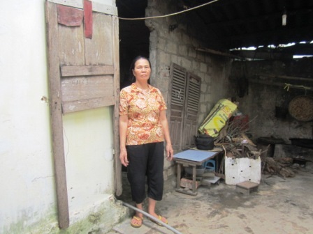 Bà Thịnh bên ngôi nhà sập xệ, rách nát