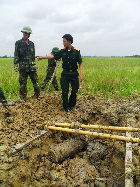 Đến 11h trưa nay, quả bom được đưa lên mặt đất an toàn