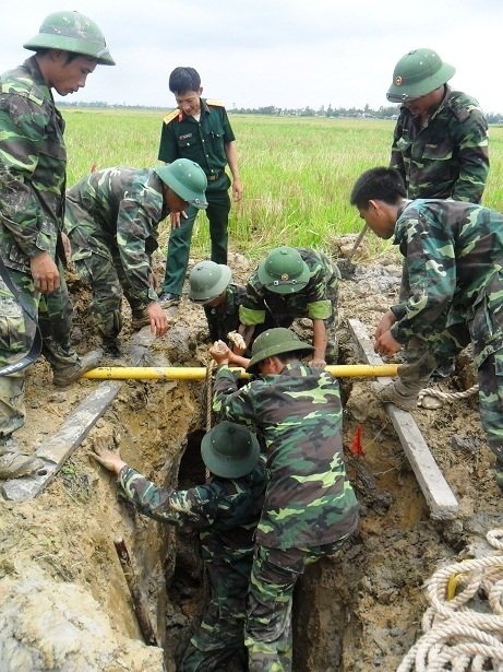 Lực lượng công binh tiến hành đưa quả bom lên mặt đất