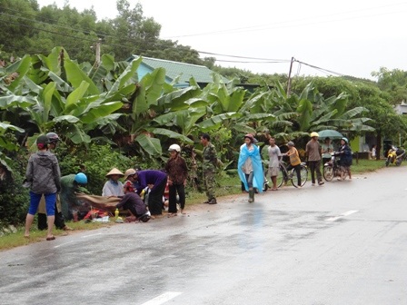 Đến 18h cùng ngày, gia đình đã đưa nạn nhân về mai táng