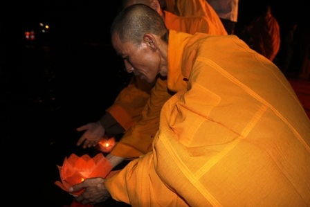 Những hoa đăng đầu tiên được các tăng ni, Phật tử thả xuống hồ