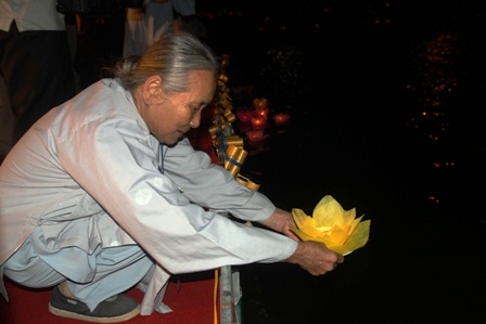 Những hoa đăng đầu tiên được các tăng ni, Phật tử thả xuống hồ