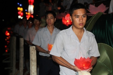 Nhiều bạn trẻ cũng tham dự lễ thả đèn hoa đăng