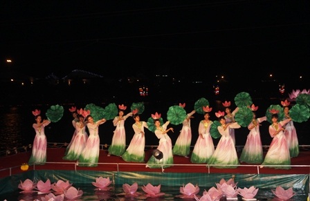 Những ngọn đèn hoa đăng mang theo những điều ước và lời nguyện cầu của mọi người