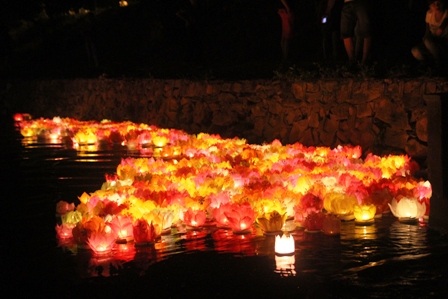 Hàng ngàn hoa đăng lung linh trên mặt hồ mang theo ước nguyện của mọi người