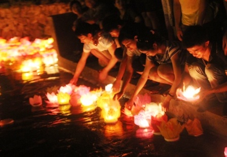 Những ngọn đèn hoa đăng mang theo những điều ước và lời nguyện cầu của mọi người