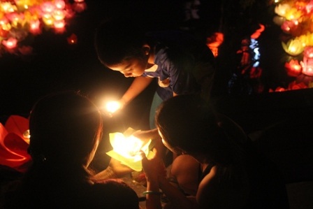 Cả gia đình cùng thả đèn hoa đăng cầu nguyện